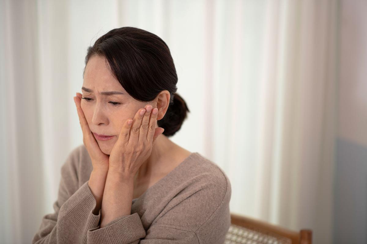 「不眠症に顔のほてり..更年期の症状かも？」更年期の代表的な症状やおすすめのサプリメントを紹介