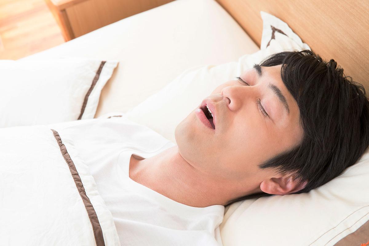 寝ている間、呼吸が止まってしまう「睡眠時無呼吸症候群」の治療法、症状、原因について見てみましょう